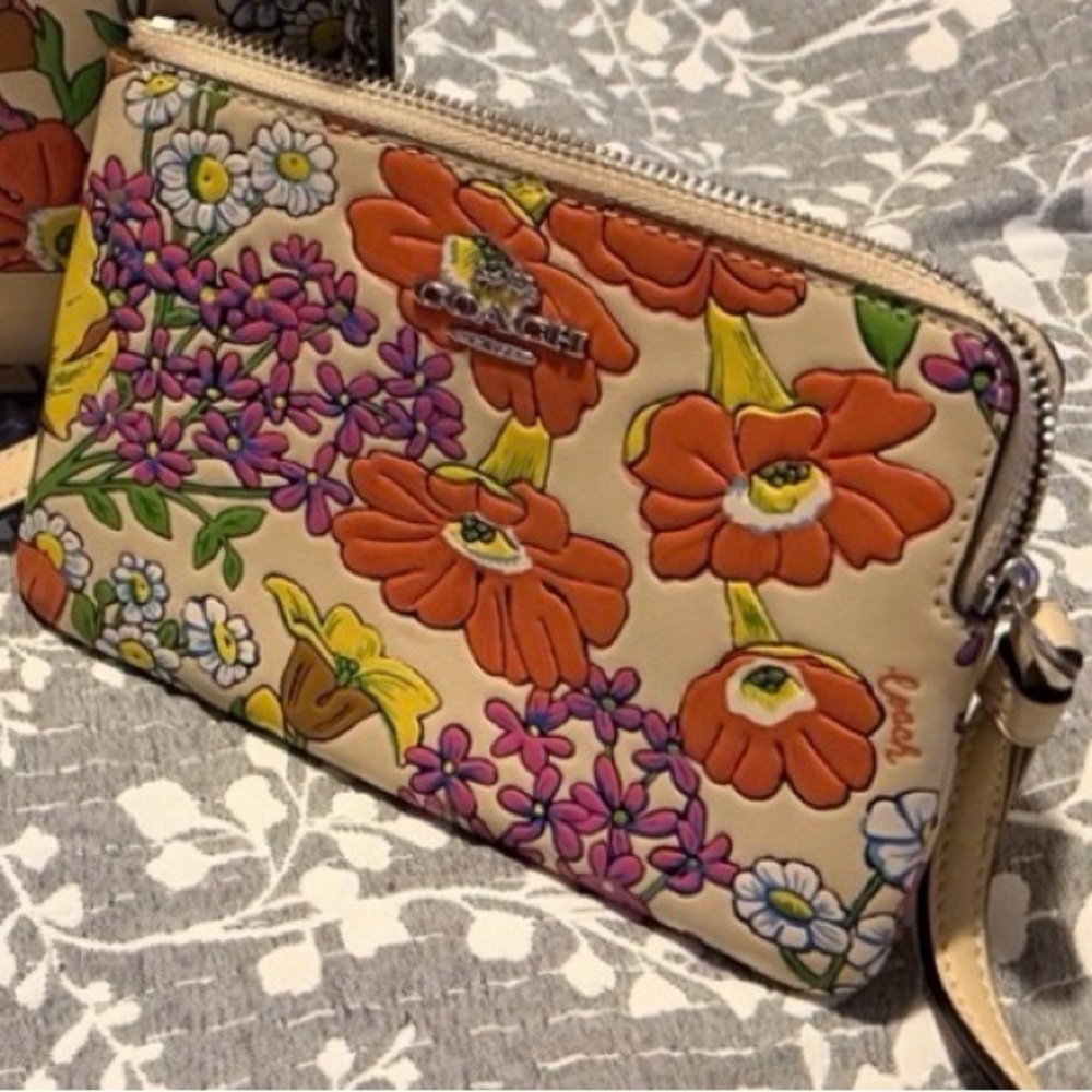 Coach klare Floral Print 3/4 zip Wristlet - Cream and Multicolor LIKE NEW
